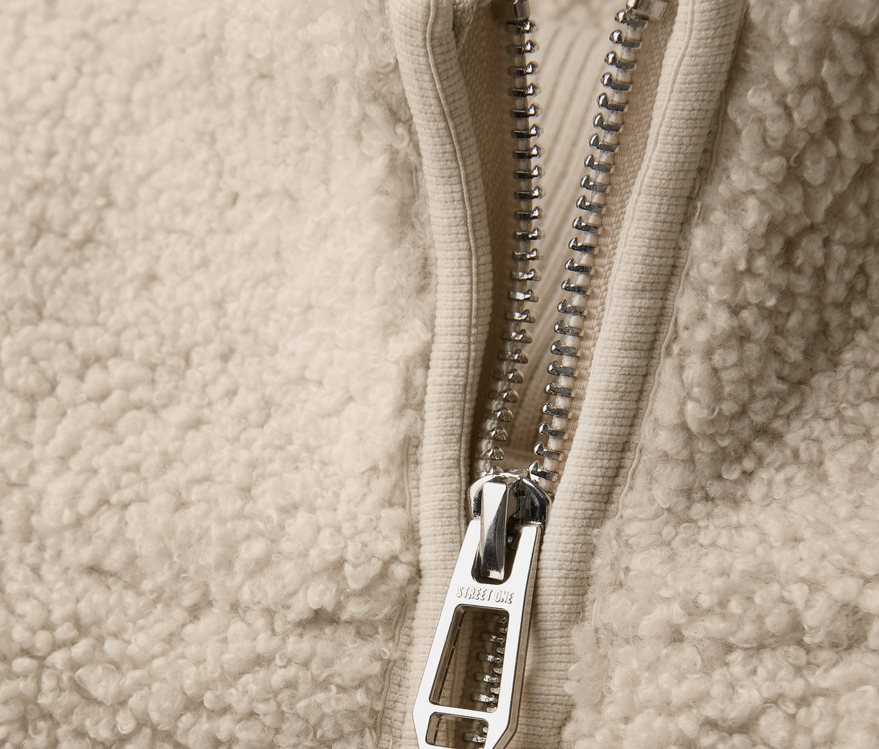 Detail plyšové vesty Street One se zipem.