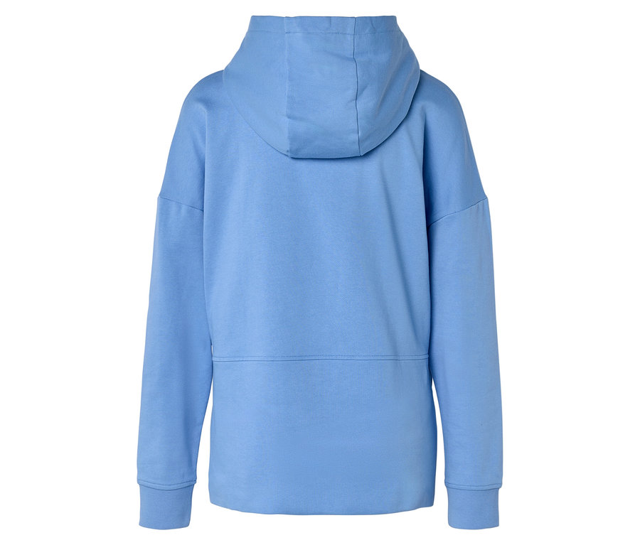 Pohled zezadu na světle modrou mikinu s kapucí.