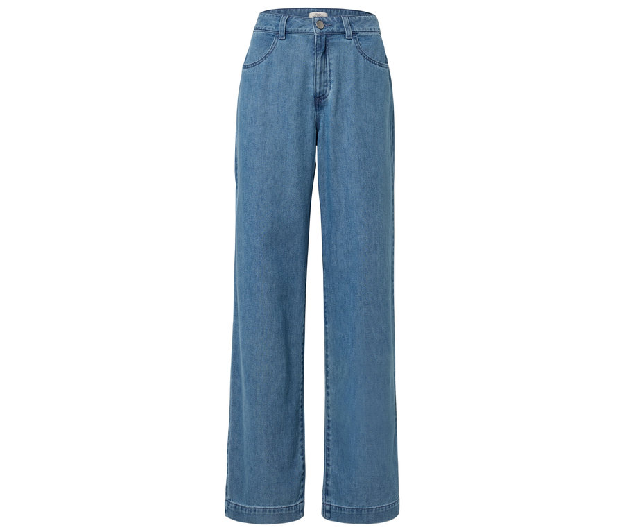 Světle modré široké džíny ležící.