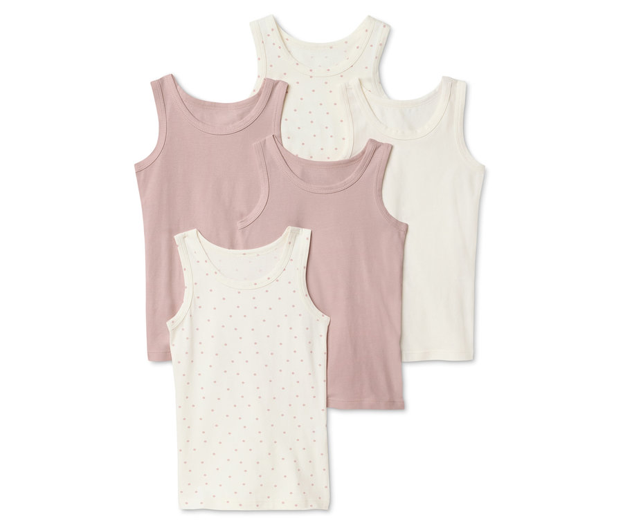 Pět tílek v pudrově růžové, krémové a bílé barvě leží na sobě.