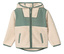 Na bílém pozadí leží krémovo-zelená bunda s kapucí.