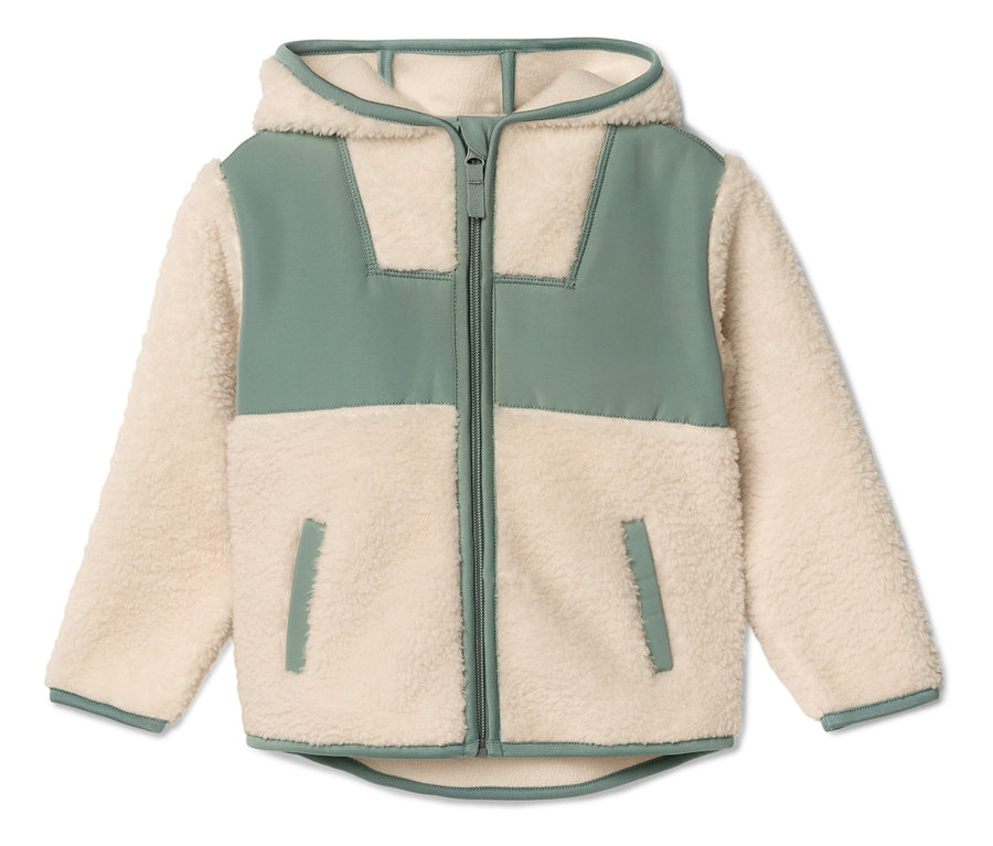 Na bílém pozadí leží krémovo-zelená bunda s kapucí.