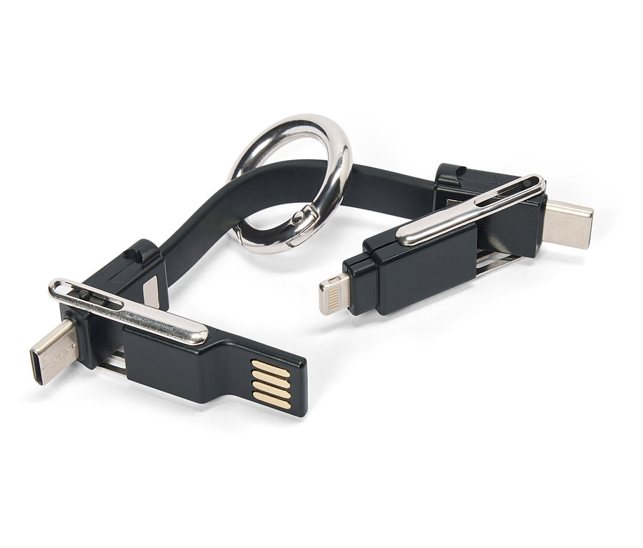 Černý USB kabel s různými konektory a stříbrnou karabinou leží na bílém pozadí.