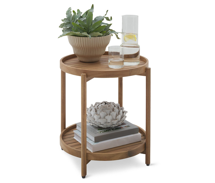 Dřevěný dvoupodlažní odkládací stolek s rostlinou, nápoji a dekorací.