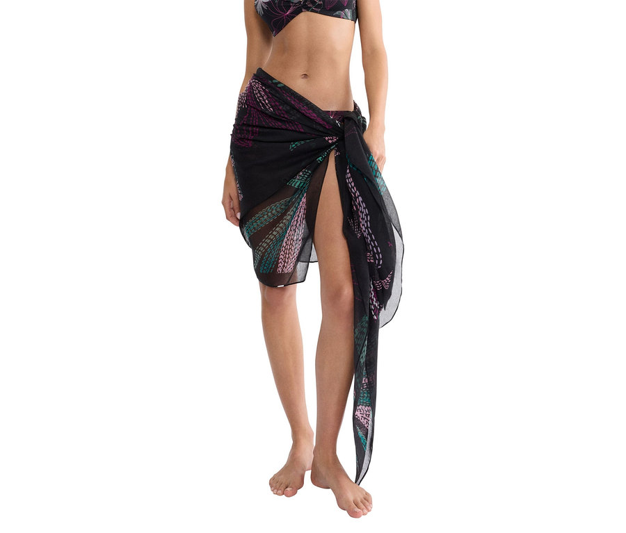 Žena má na sobě průhledný černý sarong s barevným vzorem.