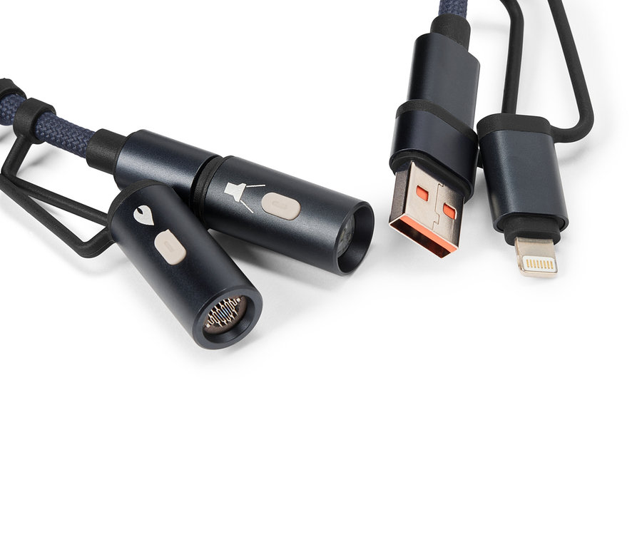 Detailní záběr modrého USB kabelu s konektory USB, iPhone a mikrofonu na bílém pozadí.