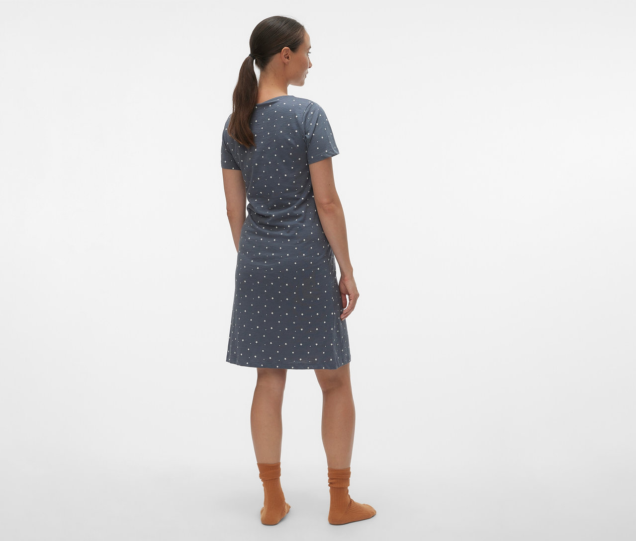 Žena zezadu v noční košili MAMALICIOUS »MLMIRA« s puntíky a hnědými ponožkami.