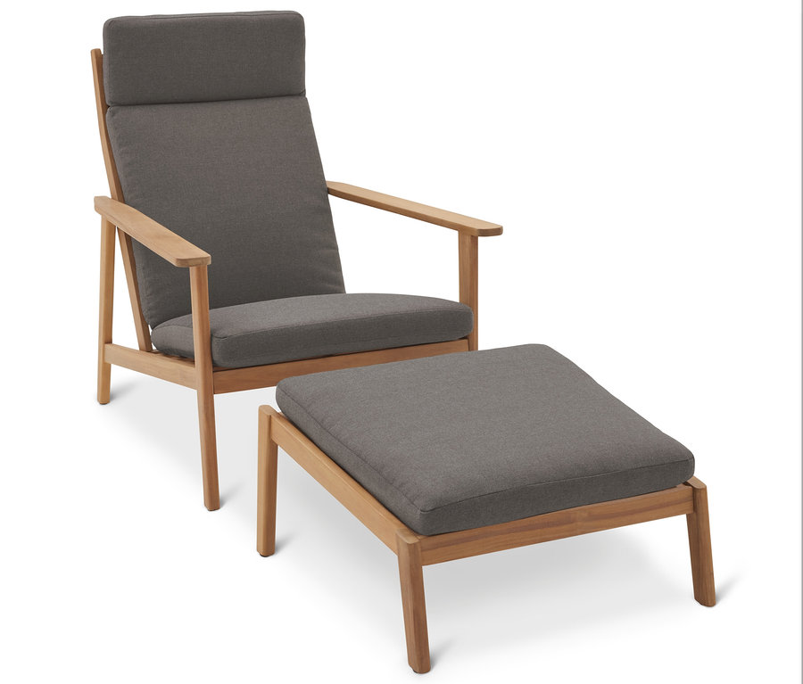 Šedé křeslo s odpovídajícím otomanem na bílém pozadí.