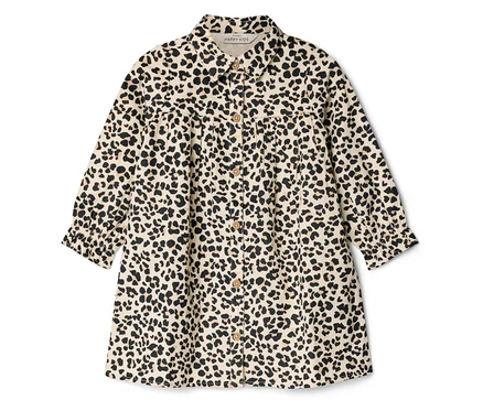 Dětské béžové košilové šaty s černým leopardím vzorem, límečkem, knoflíky vpředu a nabíranými dlouhými rukávy.