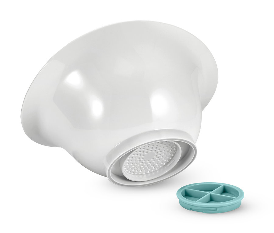 Bílá mísa s odkapávačem a modrozeleným sítkem na bílém pozadí.