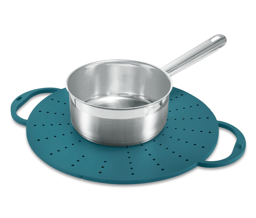 Nerezový hrnec stojí na modré multifunkční podložce na pánev 3 v 1.