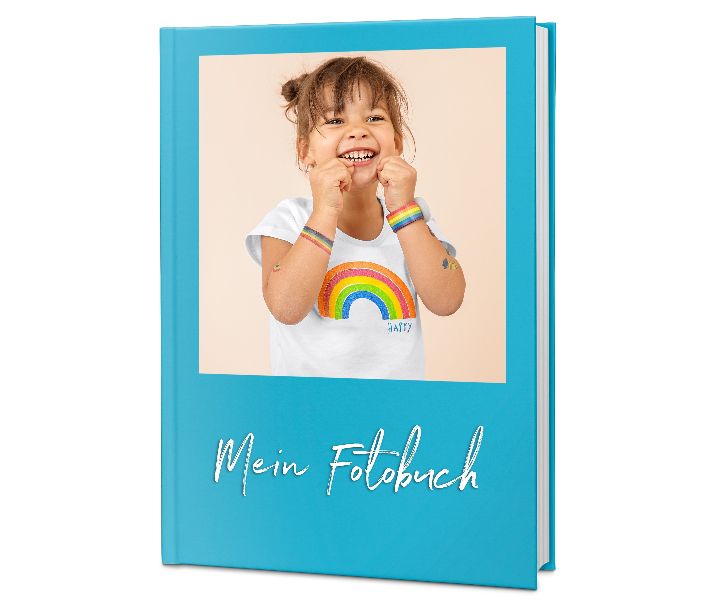 Na obálce modré fotoalba je fotografie usmívající se holčičky v tričku s duhou a dětskými tetováními na rukou.