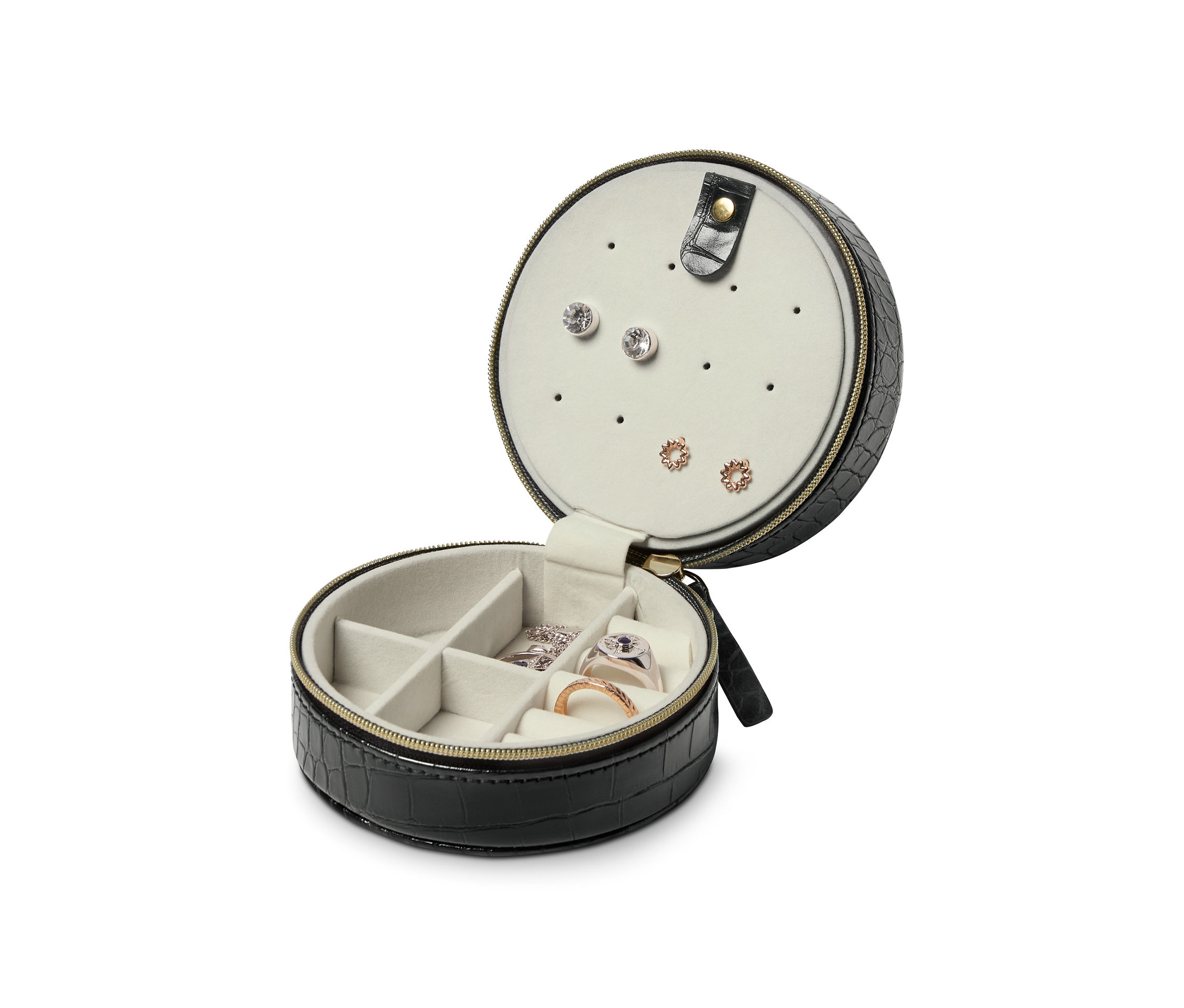 Otevřená malá šperkovnice s černým krokodýlím vzorem a šperky uvnitř.