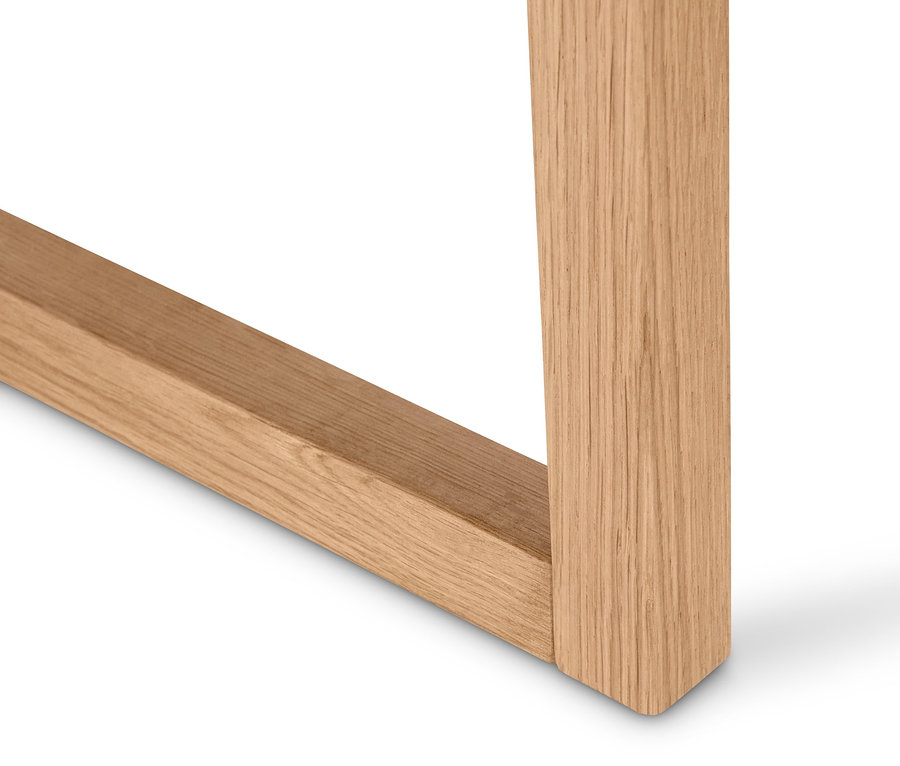 Detail nohy kulatého konferenčního stolku.