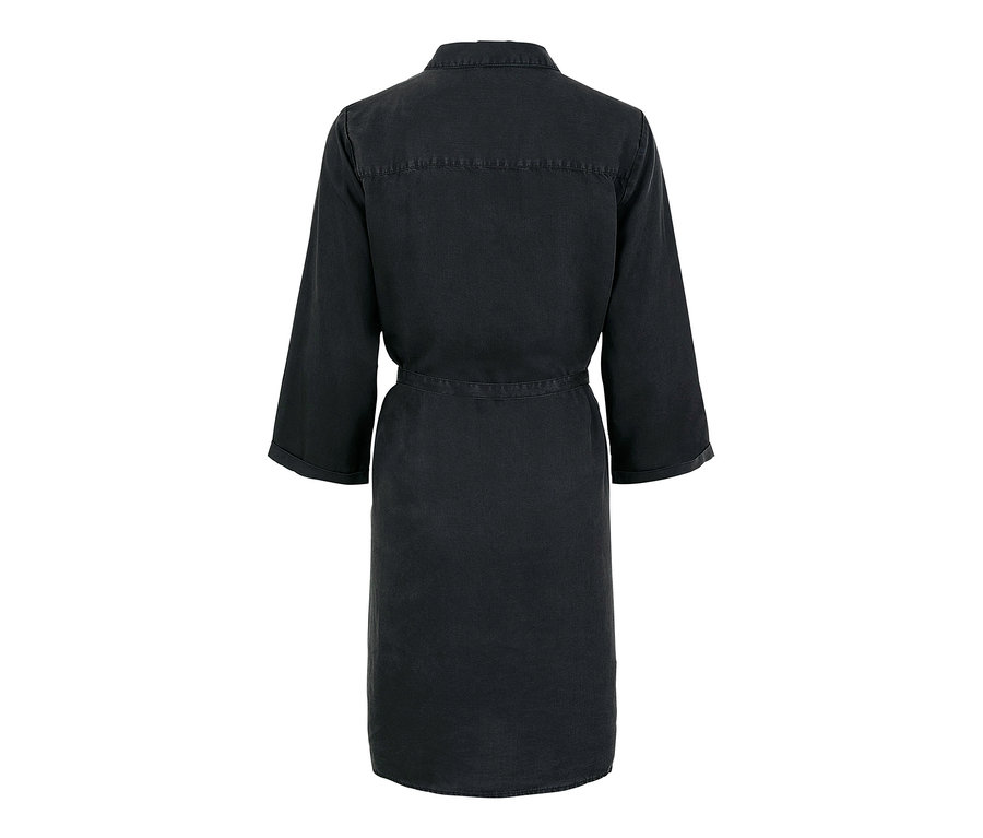 Zadní pohled na šaty v denimovém vzhledu.