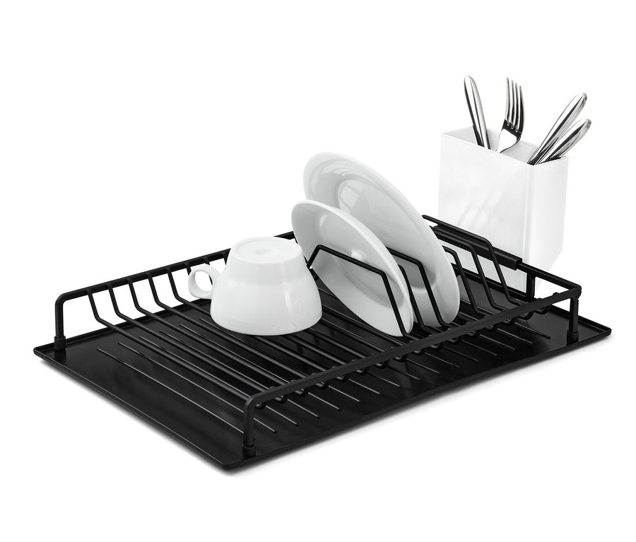 Černý odkapávač na nádobí s odkapávací podložkou s bílým šálkem a talíři.