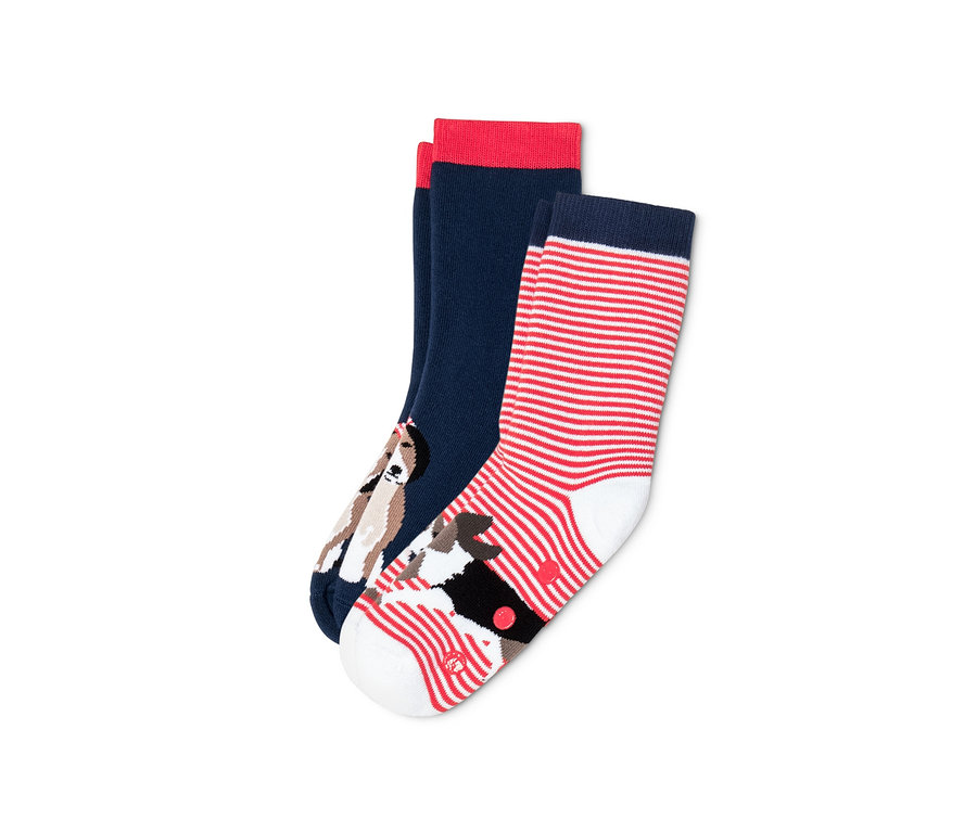 Dva páry protiskluzových ponožek. Jedny jsou tmavě modré s červeným lemem a obrázkem psa, druhé červenobílé proužkované.