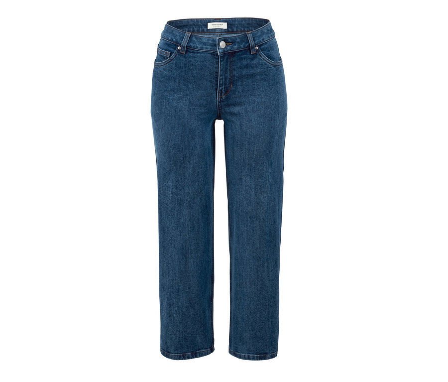 Modré džíny ve zkrácené délce.