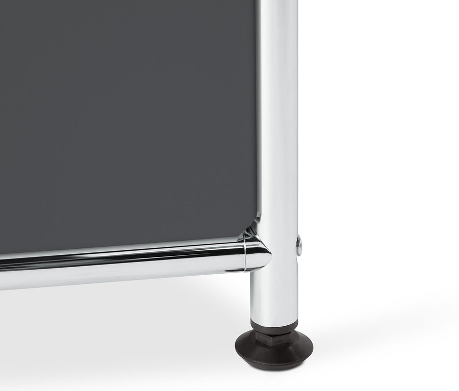 Detail šedé kovové vysoké skříňky CN3 se 4 výklopnými dvířky.