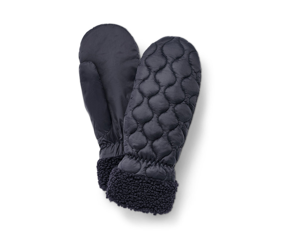 Dvě prošívané palčáky tmavě modré barvy s lemem z umělé kožešiny.