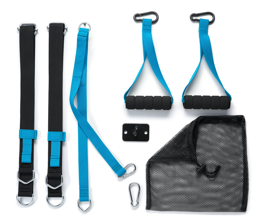 Závěsný posilovací systém rozložený na bílém pozadí.