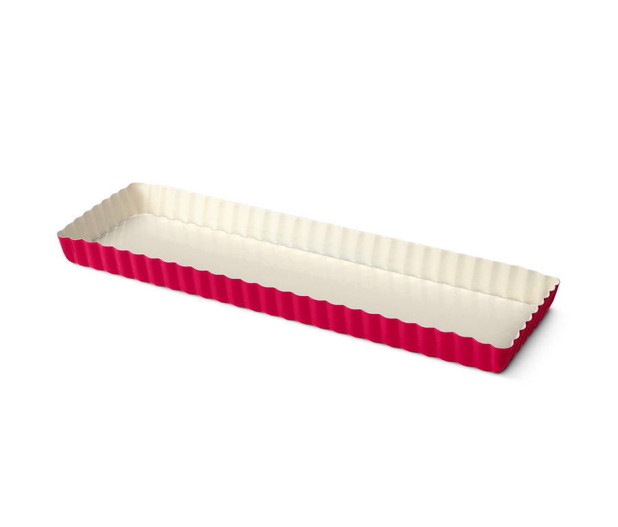 Obdélníková forma na tarte s červeným vnějškem a bílým vnitřkem.
