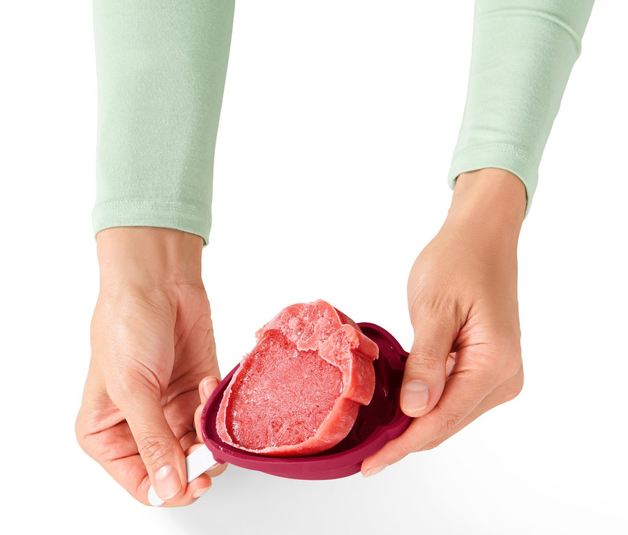 Ruce drží červenou zmrzlinu ve formě nanuku, 4 ks.