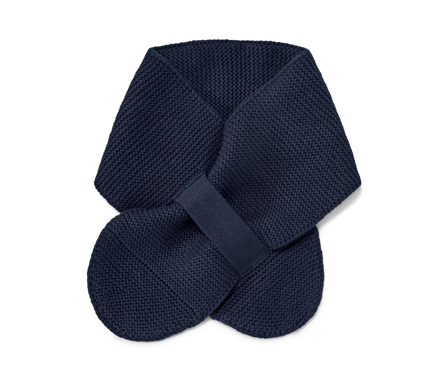 Detailní záběr na dětskou pletenou šálu.