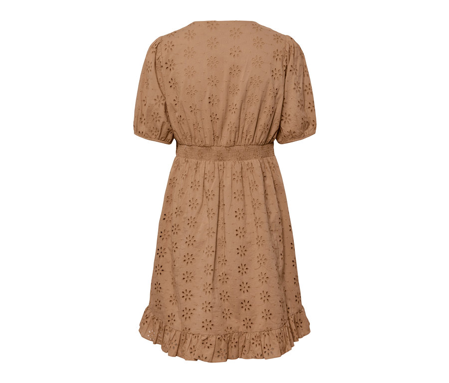 Béžové šaty s ažurovou výšivkou.