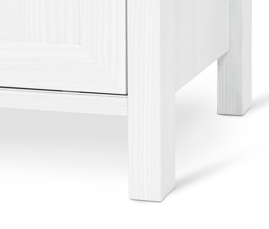 Detail bílé vysoké skříňky s posuvnými dvířky.