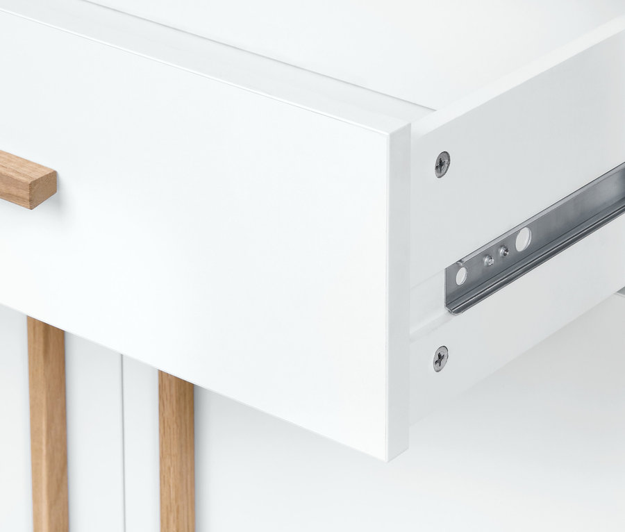 Detail otevřené zásuvky bílé koupelnové skříňky.