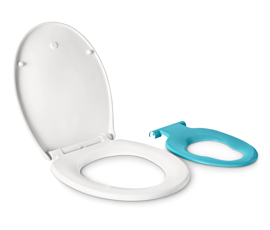 Otevřené WC sedátko Family s automatickým zavíráním a modré dětské sedátko vedle něj.