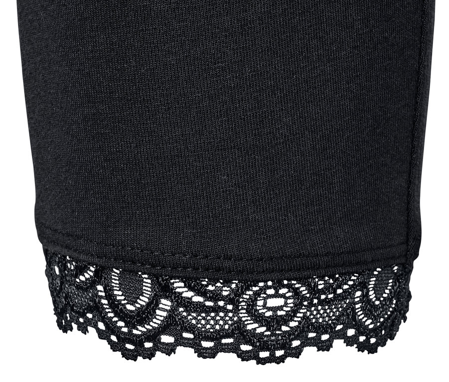 Detail černých 3/4 legín s krajkovým lemem.