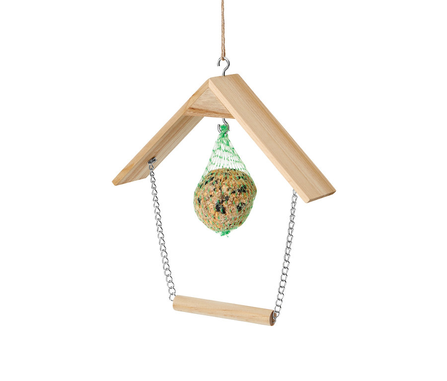 Dřevěná ptačí houpačka se závěsným krmítkem.