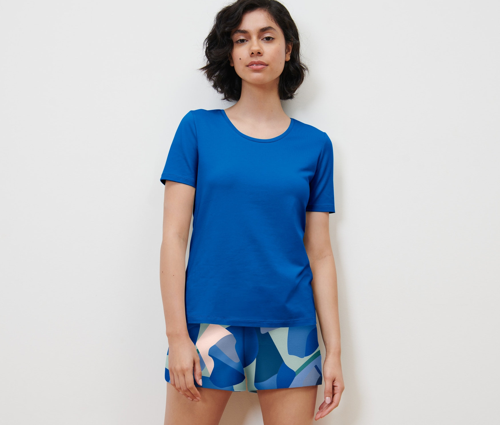 Žena má na sobě krátké pyžamo.