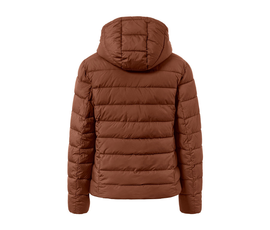 Zadní pohled na koňakovou prošívanou bundu s kapucí.
