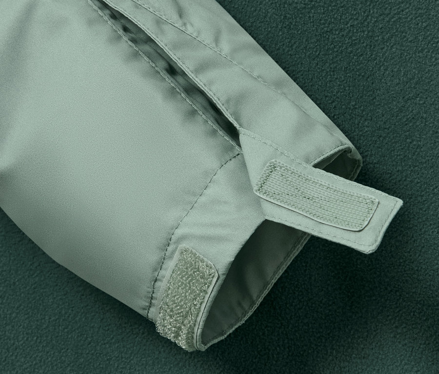 Detail rukávu dětské bundy do každého počasí se suchým zipem.