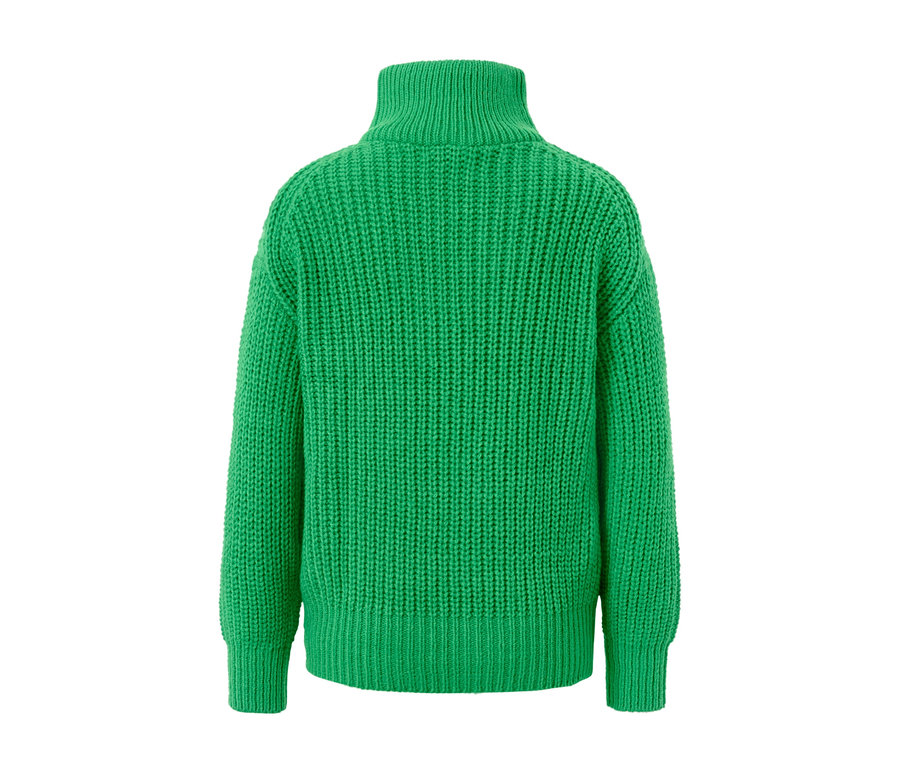 Detail zadní strany zeleného svetru troyer z hrubého úpletu.