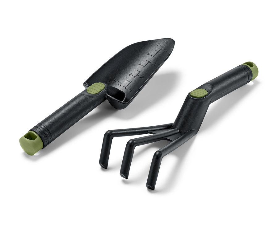 Černá lopatka a hrábě ze sady zahradnického nářadí.