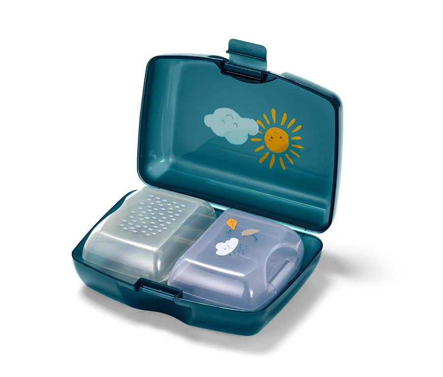 Otevřená modrozelená dóza na svačinu s potiskem slunce a mraků a třemi vnitřními nádobami.