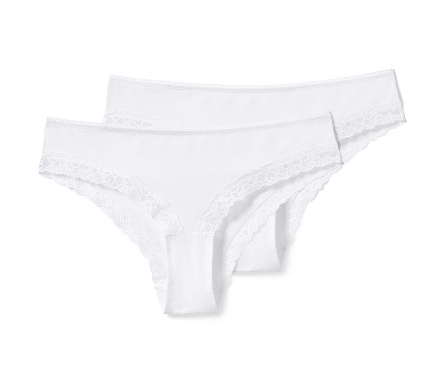 Dvoje bílé brazilské kalhotky s krajkou.