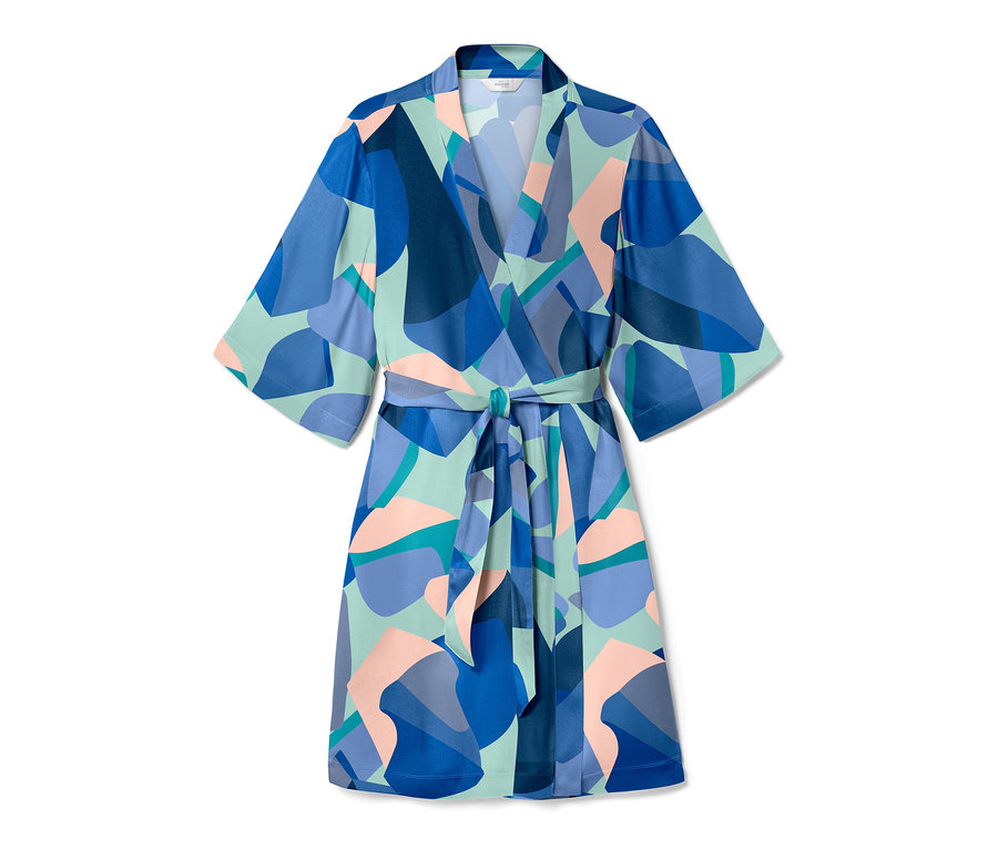 Modrý župan s geometrickým vzorem.