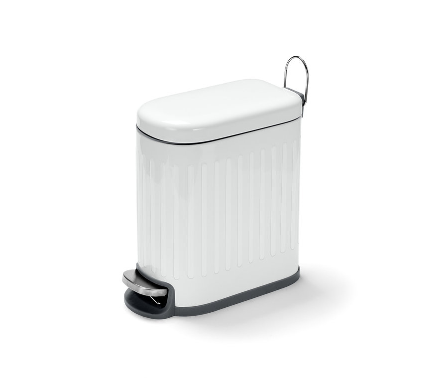 Bílý odpadkový koš do koupelny s víkem a pedálem.