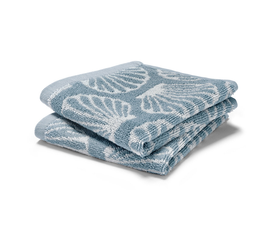 Dva složené modré žínky s potiskem mušlí.