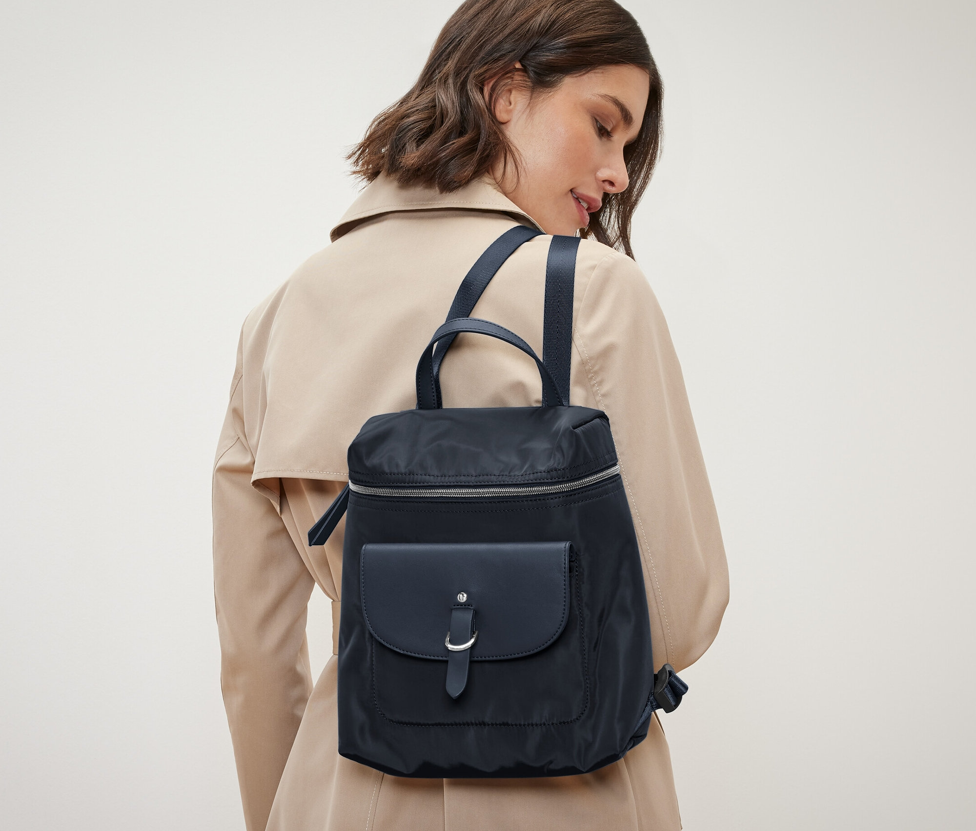 Žena má na sobě batoh.