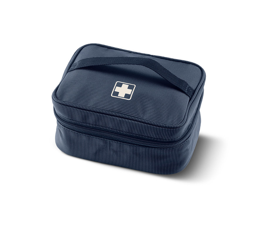 Tmavě modrá textilní lékárnička s bílým křížem a držadlem.