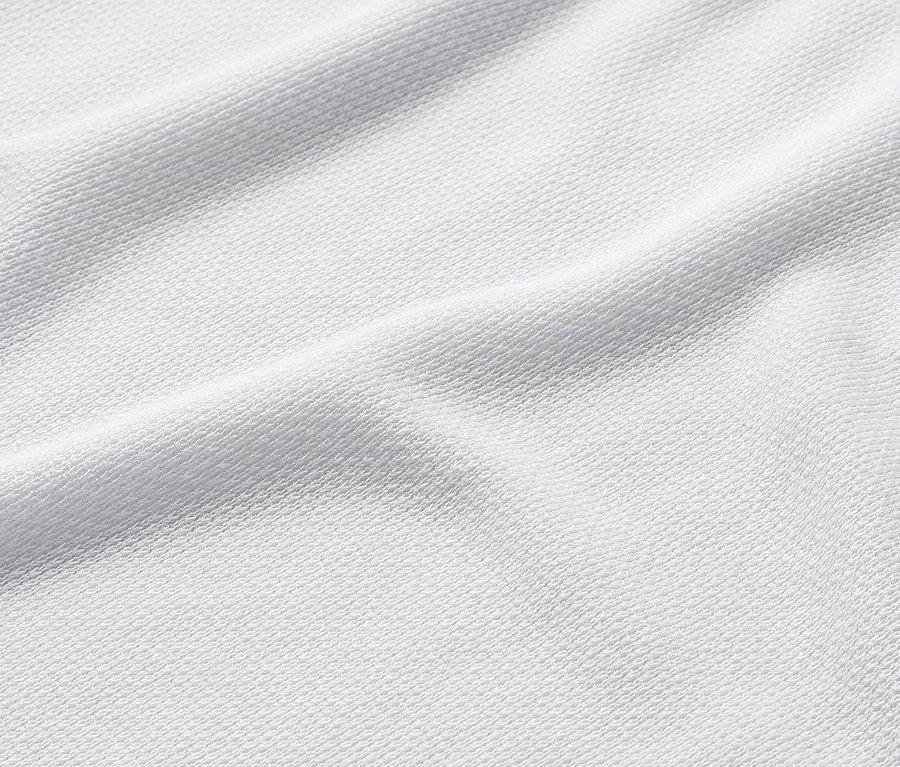 Detail bílého strukturovaného trička.