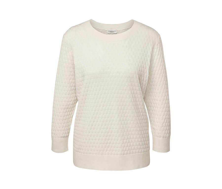 Bílý pletený svetr se strukturovaným vzorem.