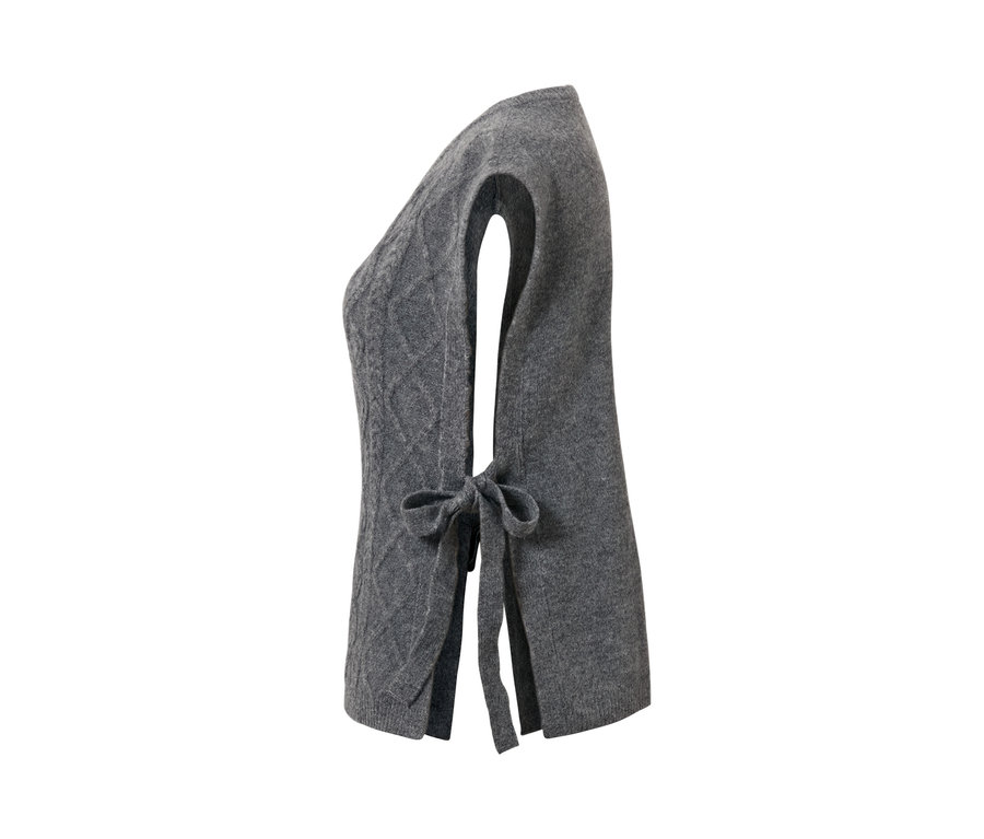 Šedá pletená vesta se šňůrkami na zavazování.