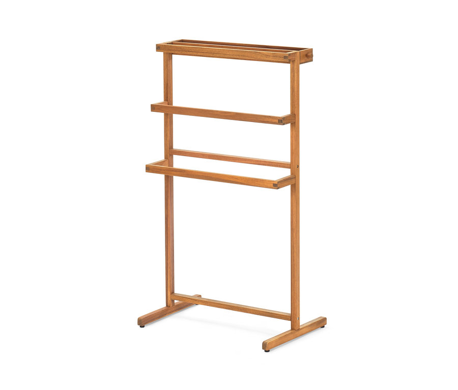 Hnědý dřevěný němý sluha se třemi tyčemi.